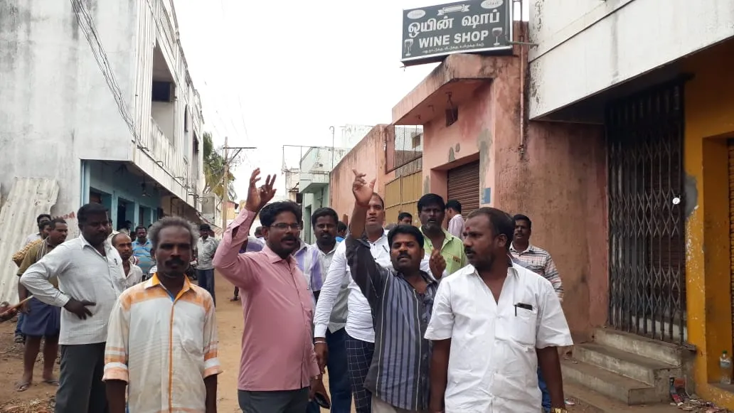 VELLORE TASMAC EMPLOYEES OPEN DUPLICATE TASMAC SHOP POLICE INVESTIGATE 